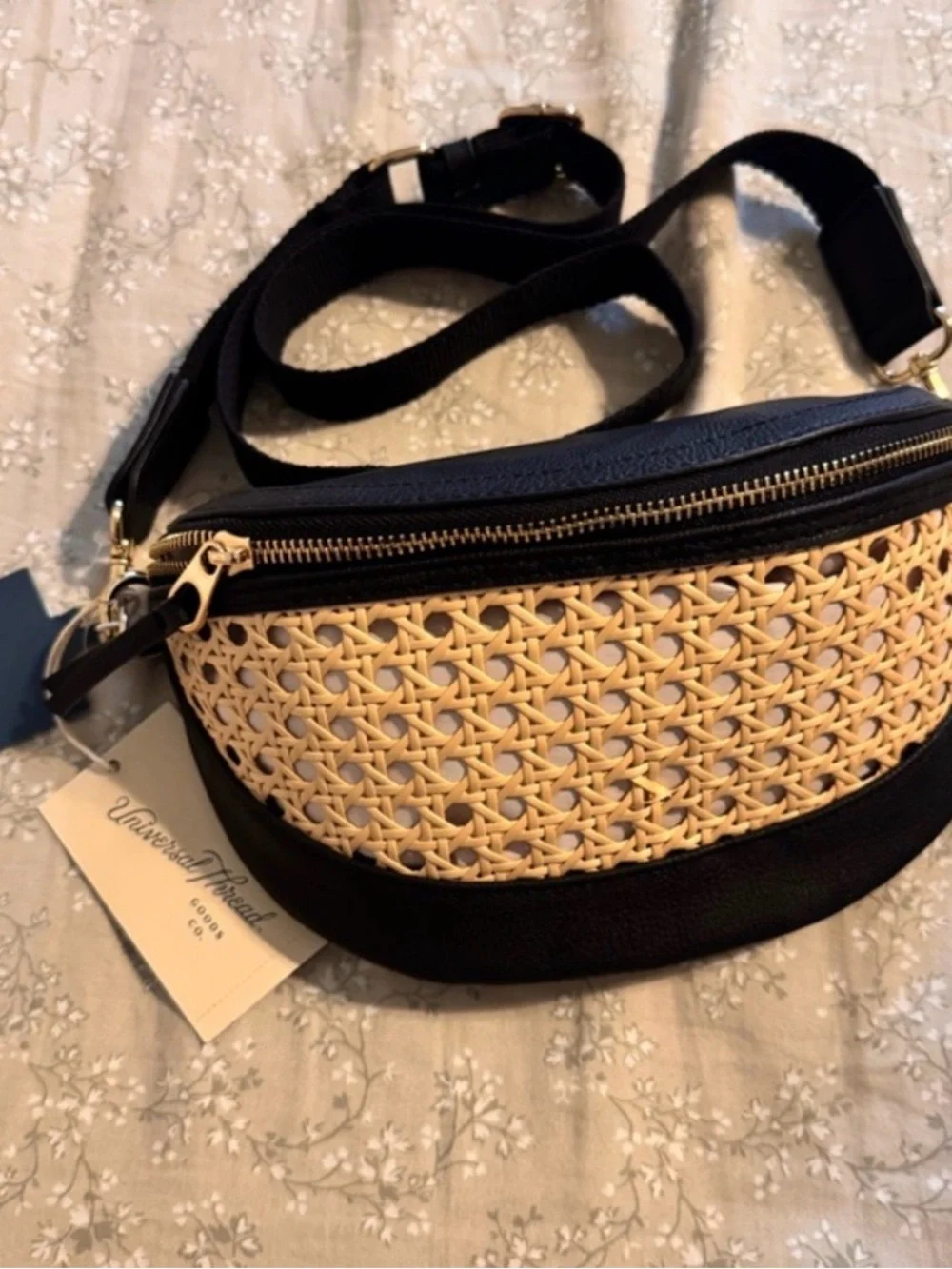 NWT Universal Thread Black and Natural Woven Crossbody Belt Bag - Picture 4 of 4